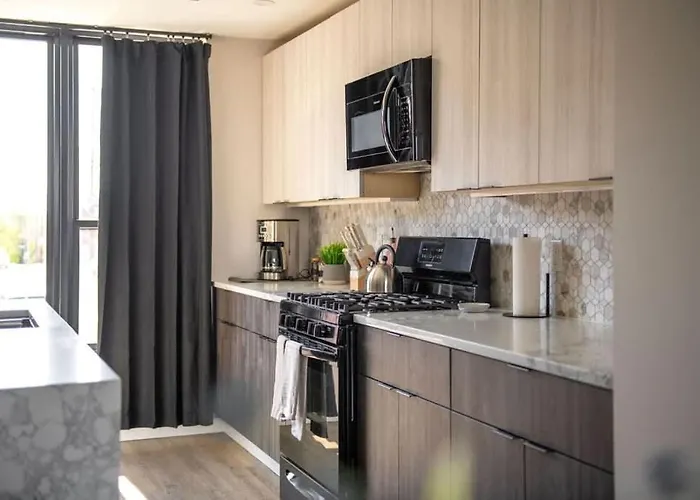 Skyline Retreat- 5br-3 5ba With 2 Car Parking And Rooftop Holiday home *