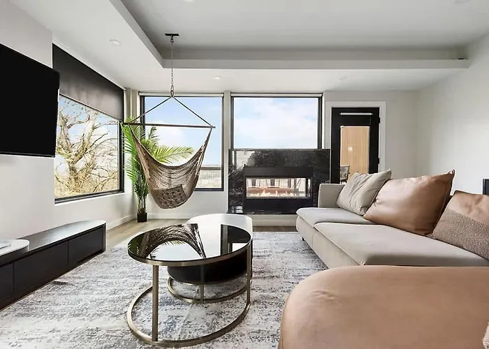 Holiday home Skyline Retreat- 5br-3 5ba With 2 Car Parking And Rooftop *