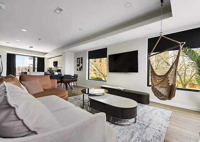 Holiday home Skyline Retreat- 5br-3 5ba With 2 Car Parking And Rooftop