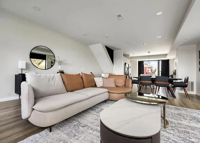 Skyline Retreat- 5br-3 5ba With 2 Car Parking And Rooftop Hébergement de vacances *