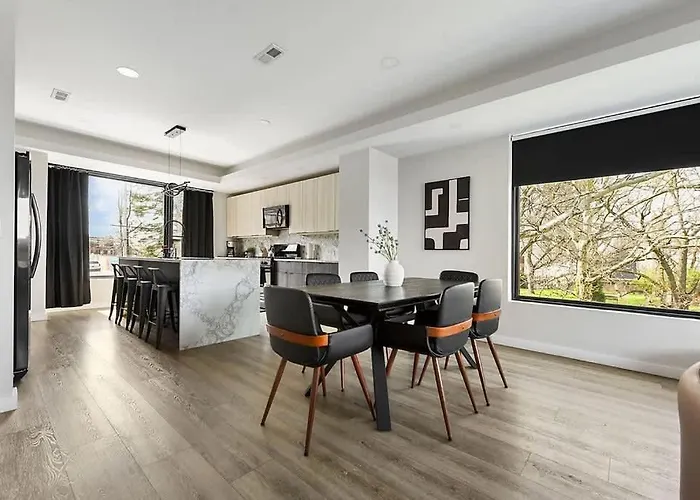 Skyline Retreat- 5br-3 5ba With 2 Car Parking And Rooftop Holiday home *