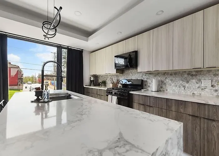 Holiday home Skyline Retreat- 5br-3 5ba With 2 Car Parking And Rooftop Pittsburgh
