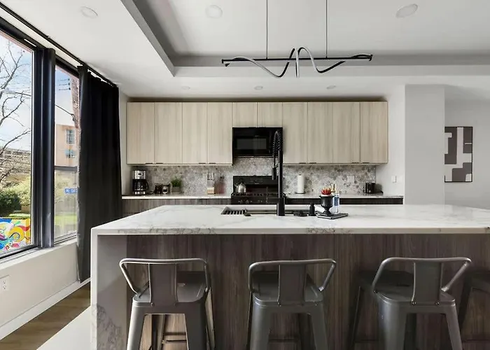Skyline Retreat- 5br-3 5ba With 2 Car Parking And Rooftop Hébergement de vacances