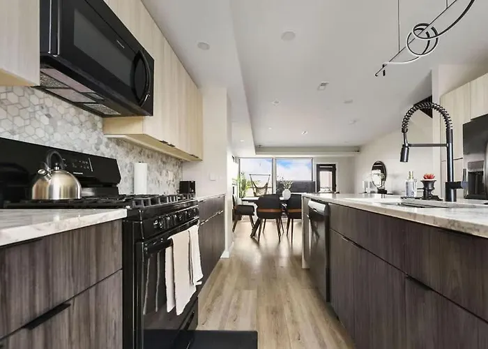 Skyline Retreat- 5br-3 5ba With 2 Car Parking And Rooftop Holiday home *
