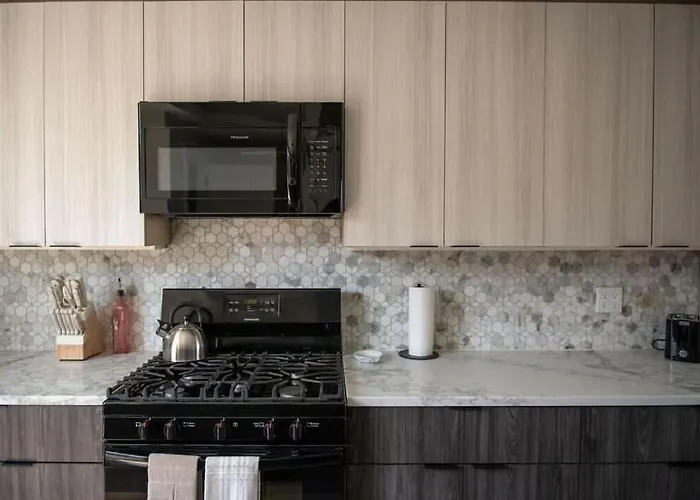 Skyline Retreat- 5br-3 5ba With 2 Car Parking And Rooftop *