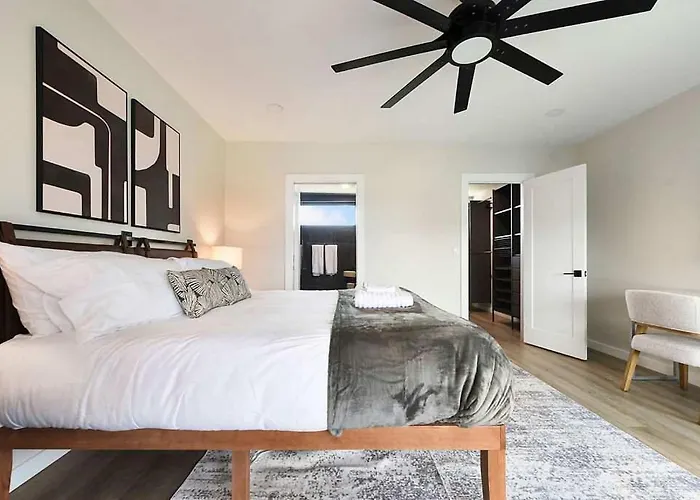 Skyline Retreat- 5br-3 5ba With 2 Car Parking And Rooftop *