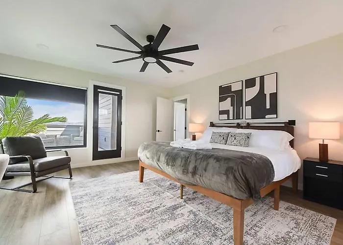 Skyline Retreat- 5br-3 5ba With 2 Car Parking And Rooftop Holiday home