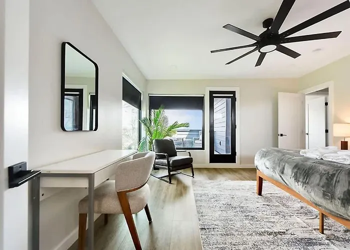 Holiday home Skyline Retreat- 5br-3 5ba With 2 Car Parking And Rooftop