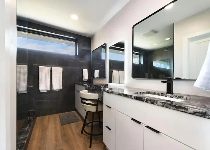 Holiday home Skyline Retreat- 5br-3 5ba With 2 Car Parking And Rooftop *