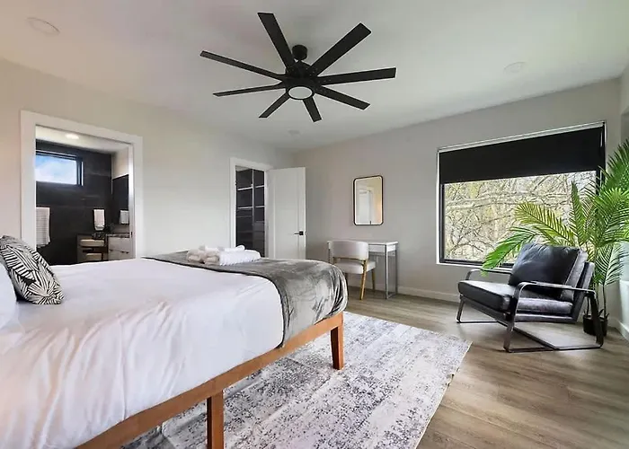 Holiday home Skyline Retreat- 5br-3 5ba With 2 Car Parking And Rooftop Pittsburgh