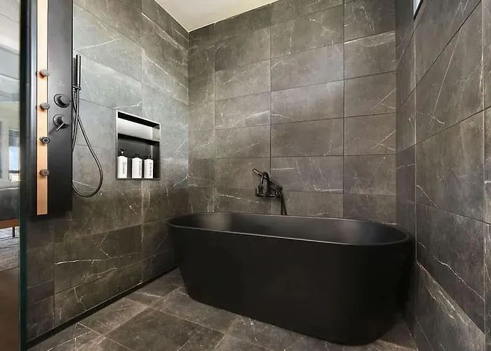 Skyline Retreat- 5br-3 5ba With 2 Car Parking And Rooftop Holiday home *