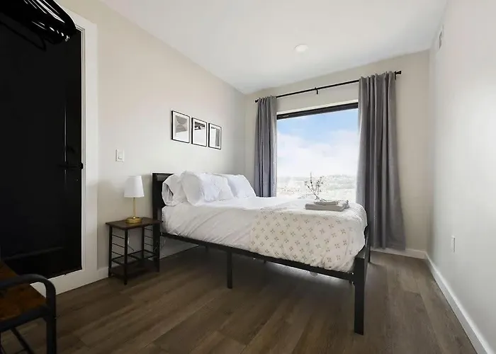 Skyline Retreat- 5br-3 5ba With 2 Car Parking And Rooftop
