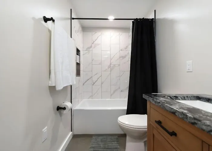 Skyline Retreat- 5br-3 5ba With 2 Car Parking And Rooftop *