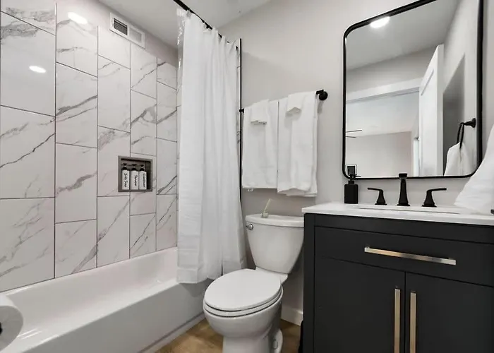 Holiday home Skyline Retreat- 5br-3 5ba With 2 Car Parking And Rooftop *