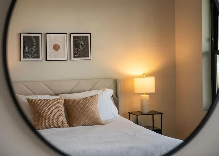 Skyline Retreat- 5br-3 5ba With 2 Car Parking And Rooftop Holiday home