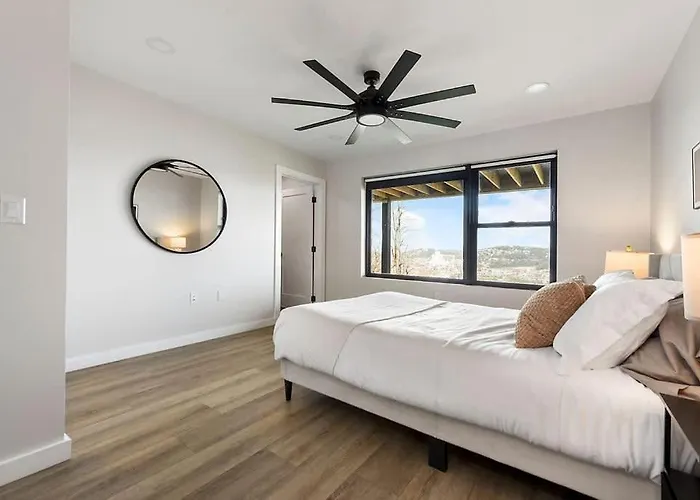 Skyline Retreat- 5br-3 5ba With 2 Car Parking And Rooftop Holiday home *