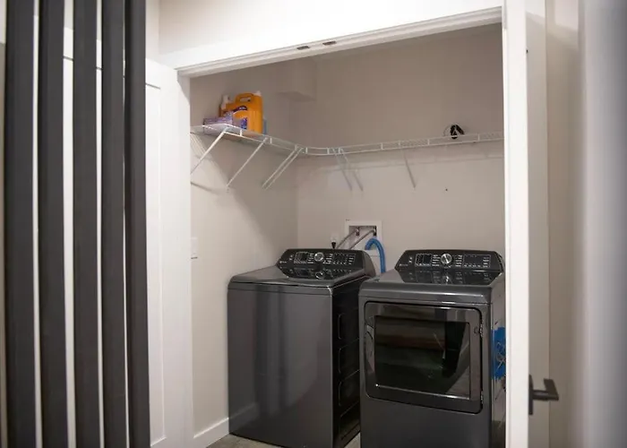 Holiday home Skyline Retreat- 5br-3 5ba With 2 Car Parking And Rooftop *