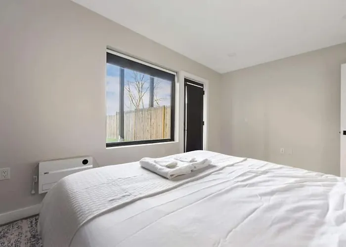 Skyline Retreat- 5br-3 5ba With 2 Car Parking And Rooftop *