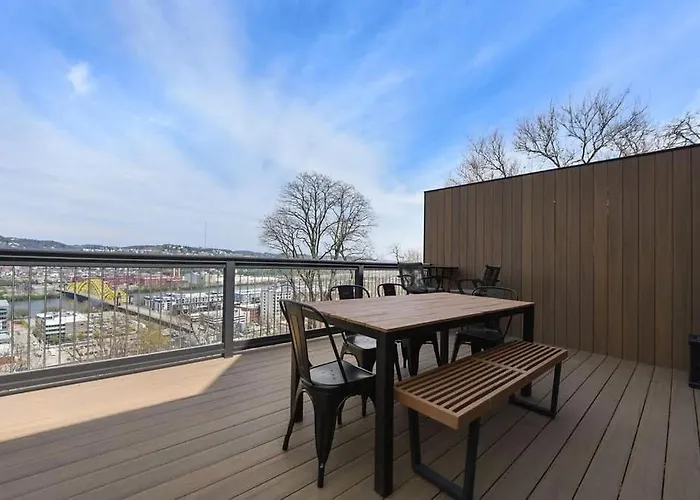 Skyline Retreat- 5br-3 5ba With 2 Car Parking And Rooftop Holiday home *