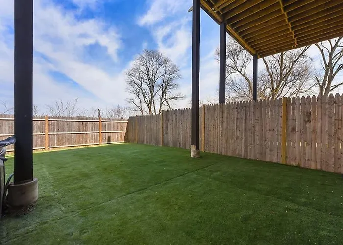 Skyline Retreat- 5br-3 5ba With 2 Car Parking And Rooftop Holiday home