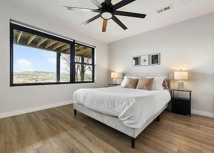 Holiday home Skyline Retreat- 5br-3 5ba With 2 Car Parking And Rooftop Pittsburgh